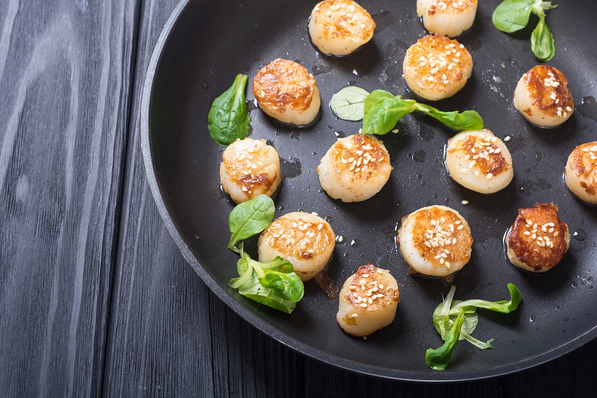 Grilled scallops with avocado dip - Fine Dining Lovers