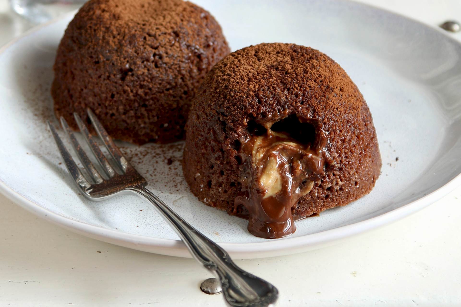 Chocolate fondant lava cake © StockFood / The Picture Pantry
