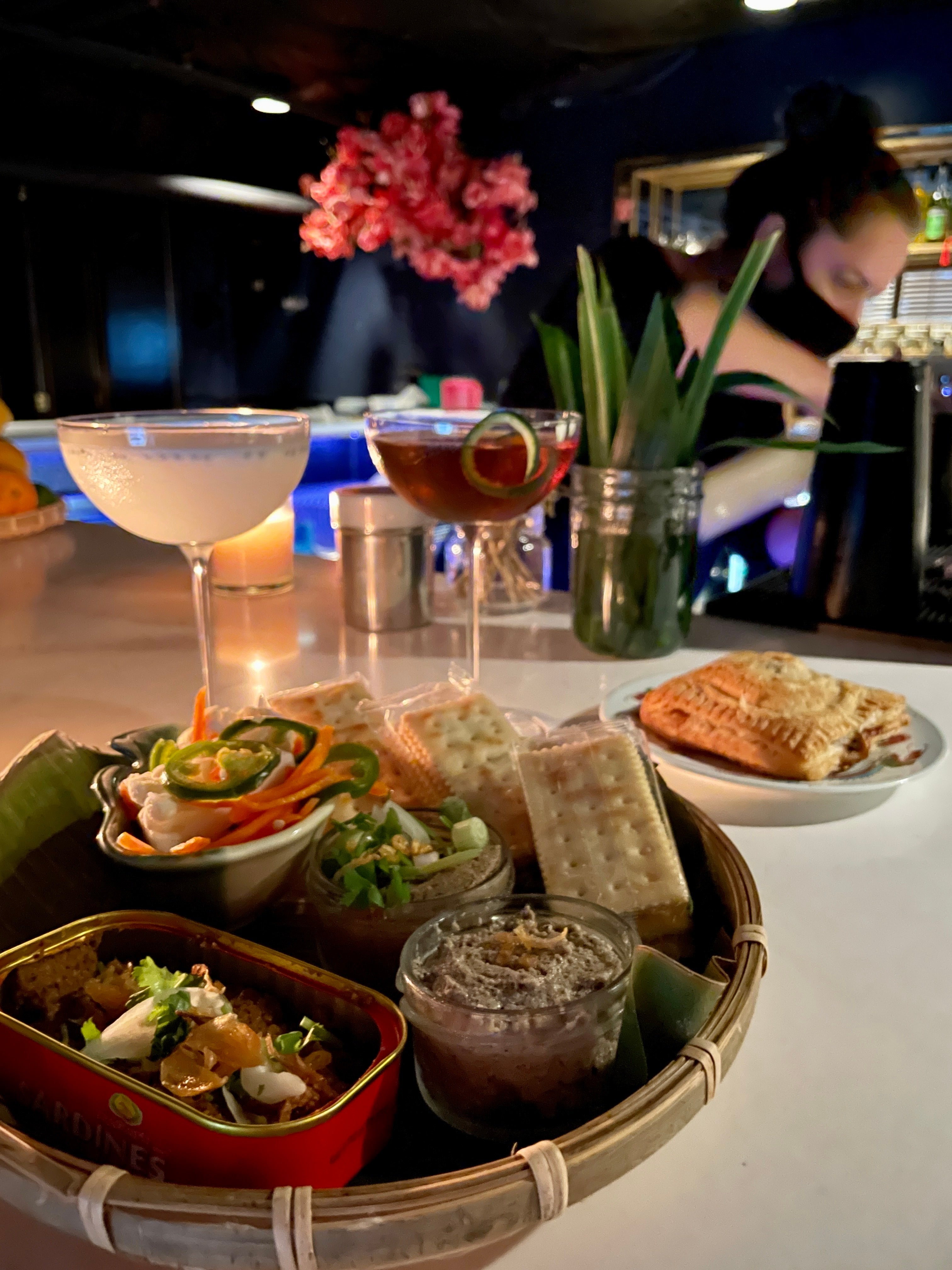 phocific-standard-time-seattle-food-drinks-bar-server