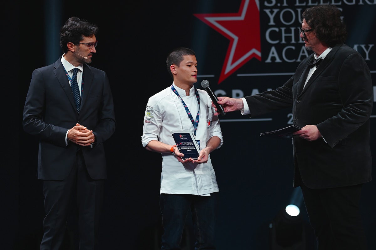 Ian Goh receiving the Fine Dining Lovers Awards