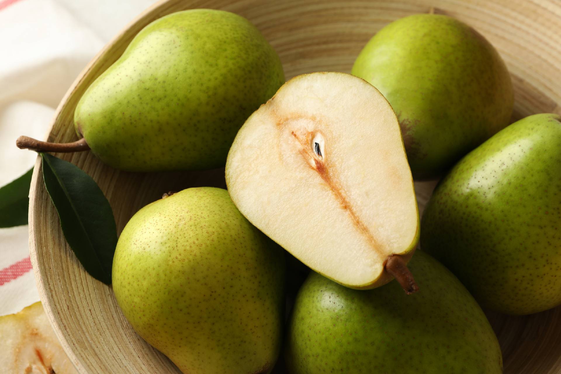 bowl with green pears ©iStock