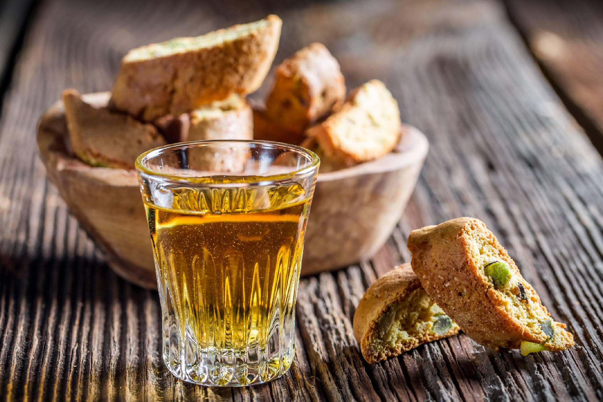 cantucci and vin santo ©iStock