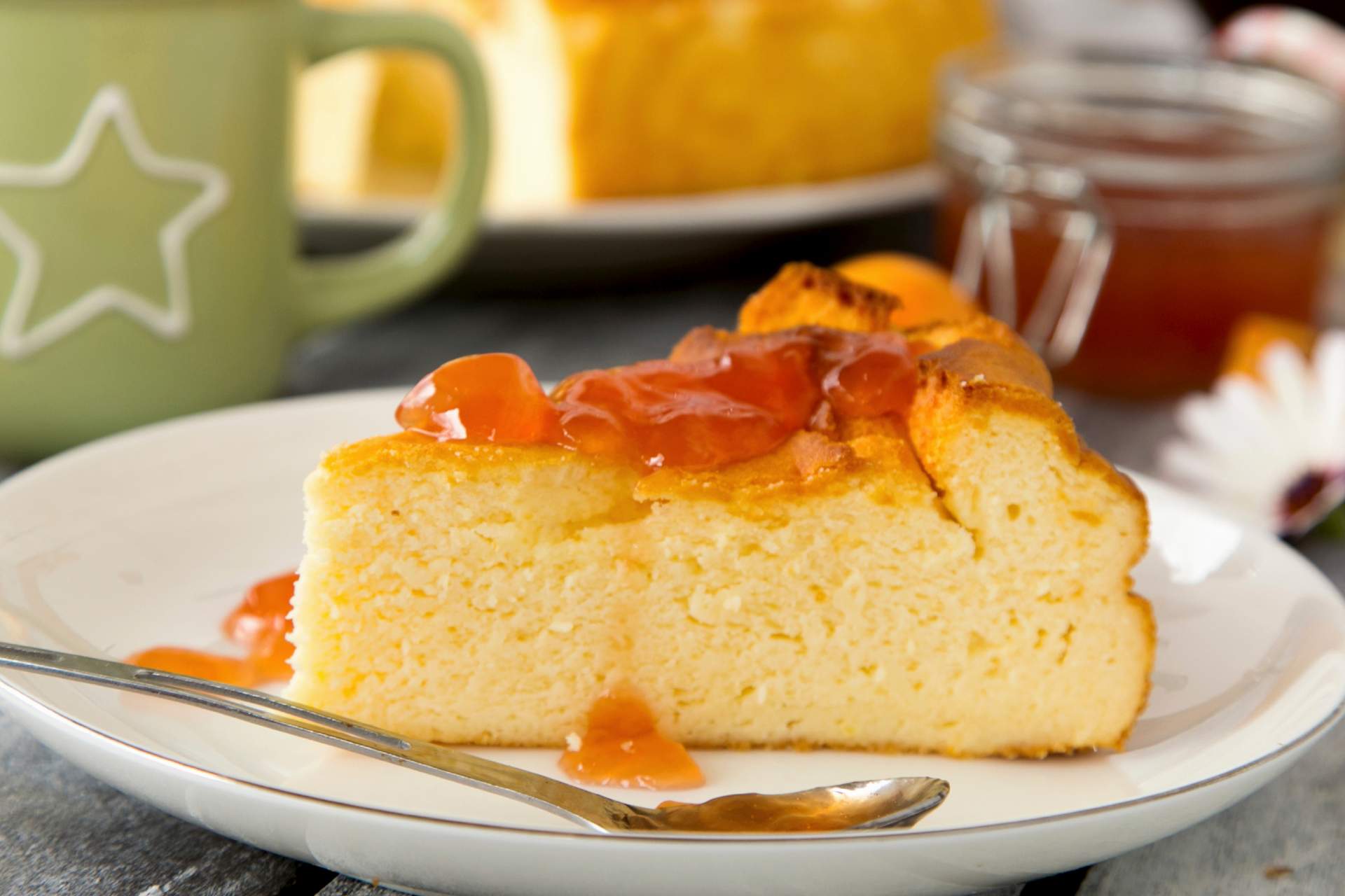 cheesecake slice with medlar jelly ©StockFood Gonzalez Albert