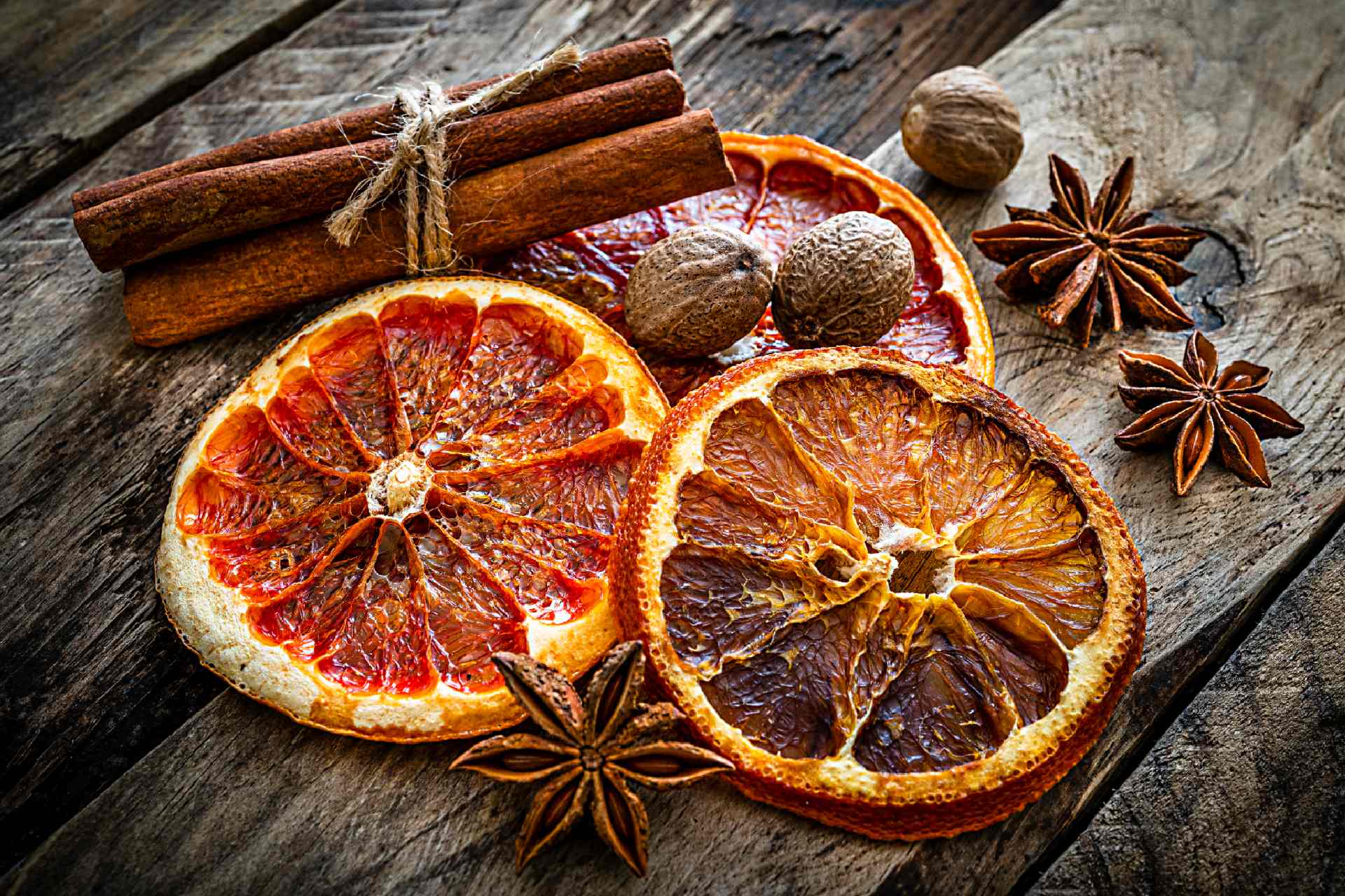dried orange slices and spices ©iStock