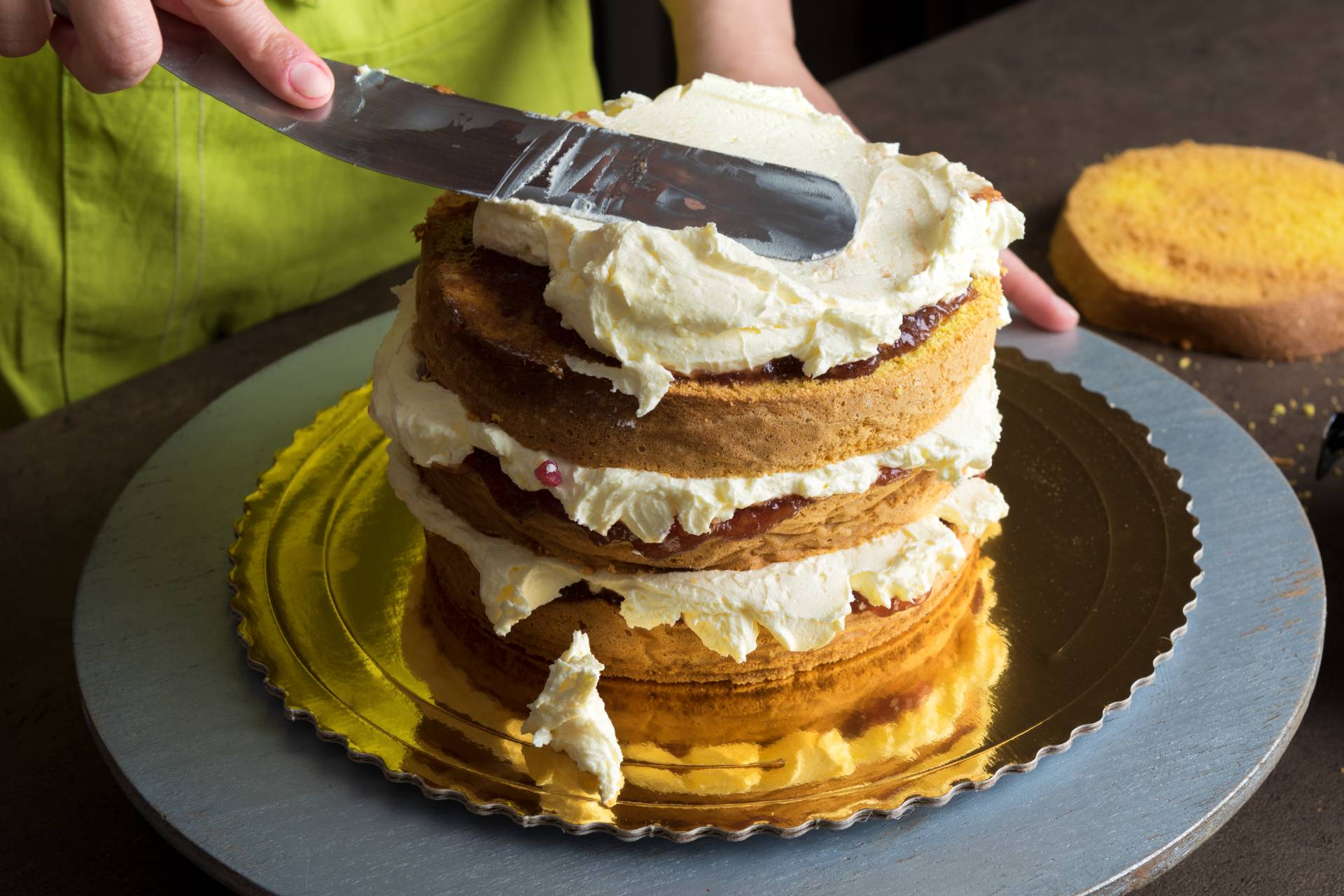 filling cake layers with buttercream ©iStock