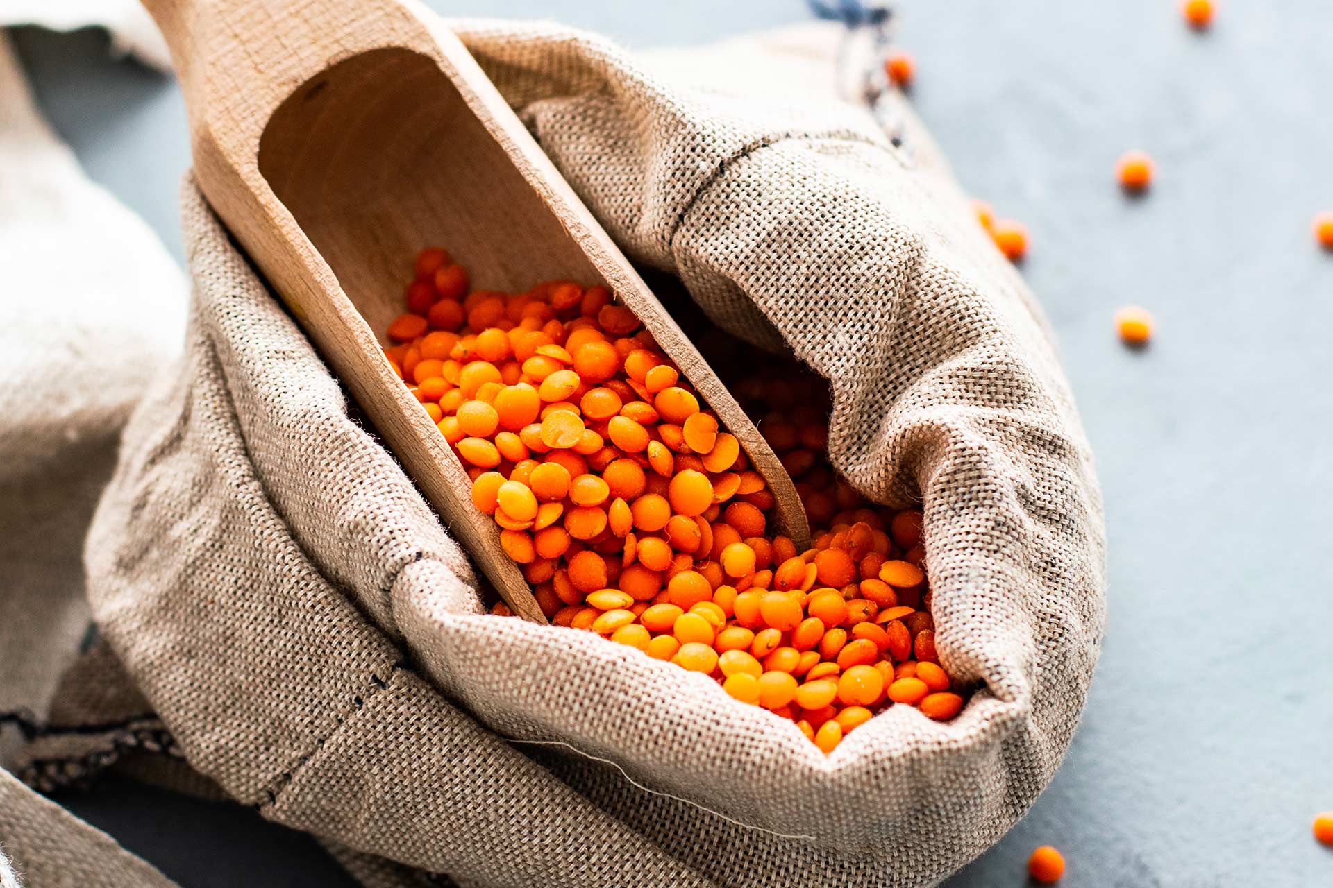 sack-lentils-scoop-©monika-grabkowska-unsplash