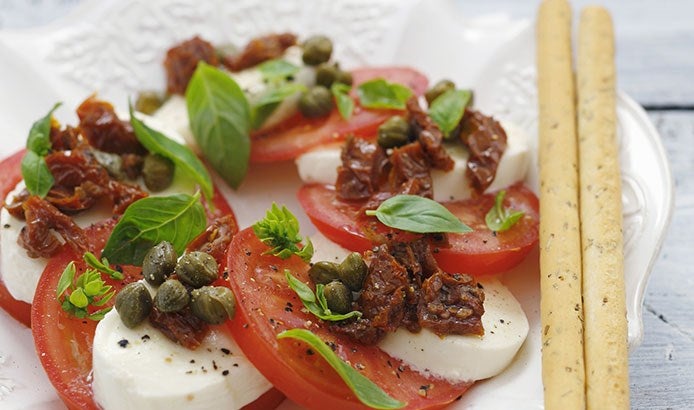 caprese con pomodori secchi