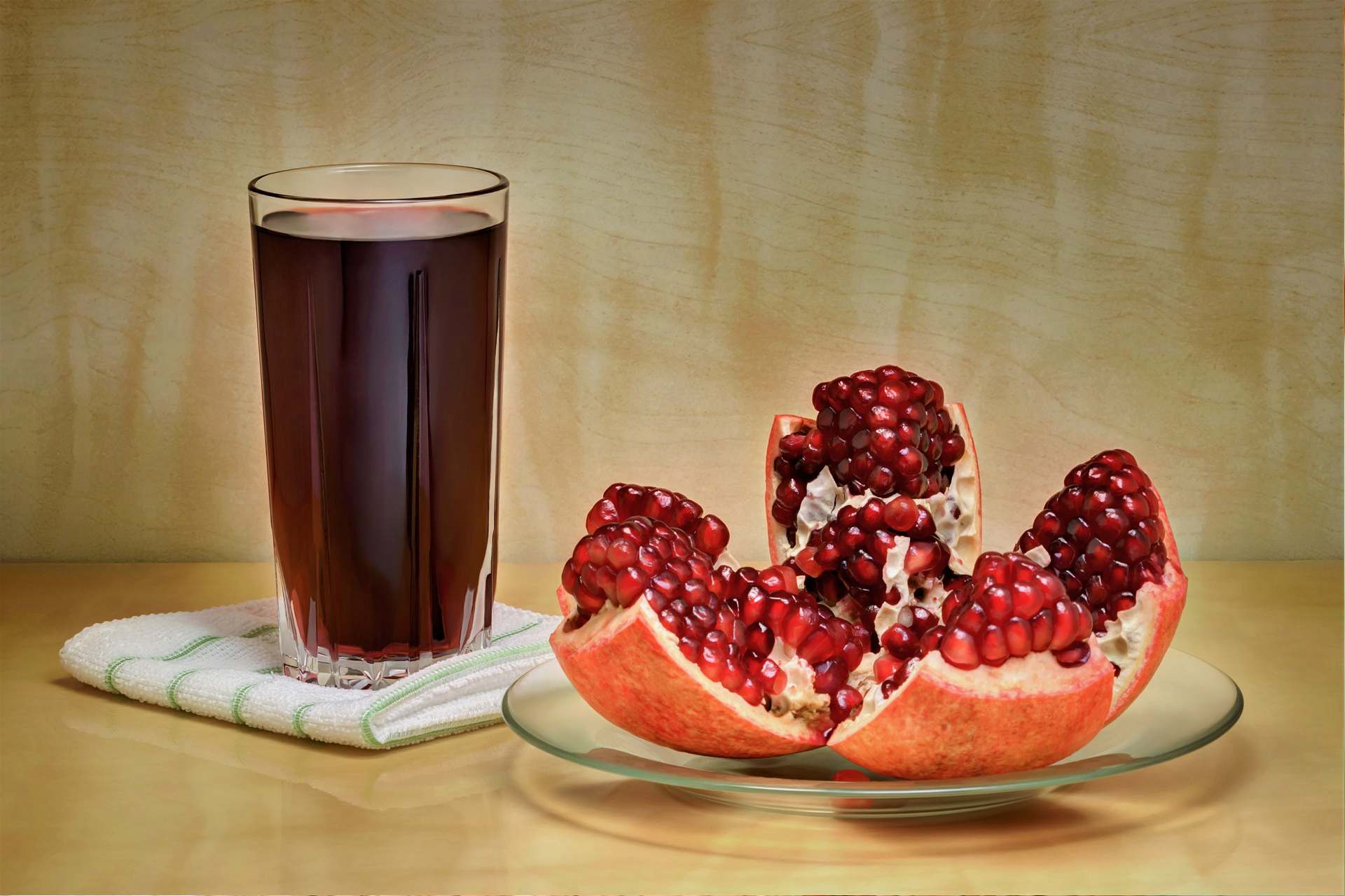 pomegranate-and-pomegranate-juice - pixabay