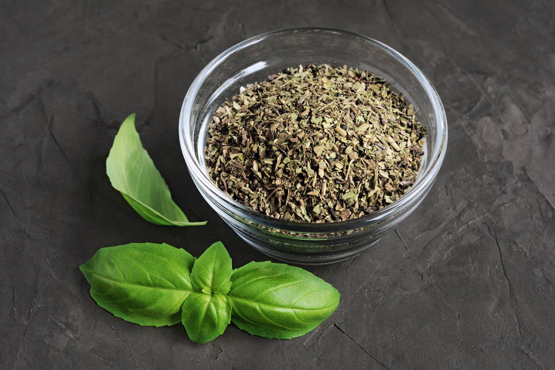 store-fresh-basil-dried