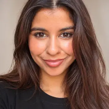 Journalist Rushani Epa in a black tee.