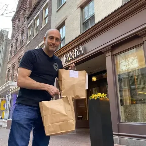 joel-haas-carrying-takout-bags-outside-restaurant