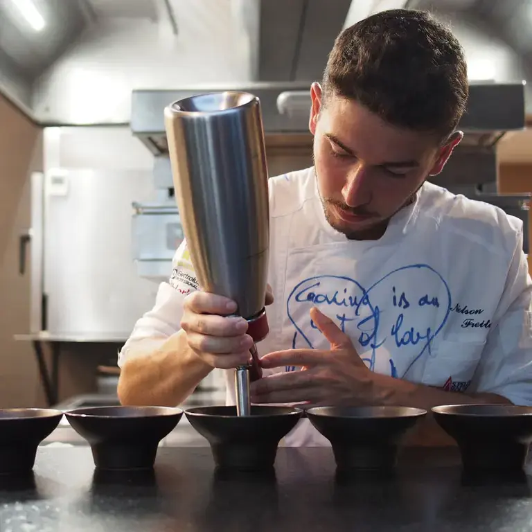 Nelson Freitas plating his final dish.