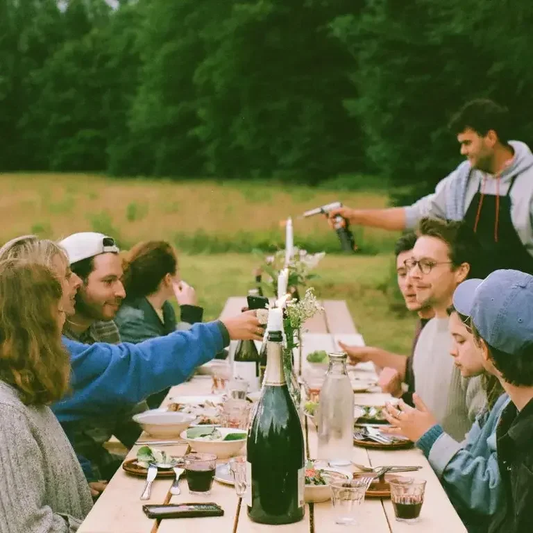 People enjoying a tables champêtres during summer in Quebec.