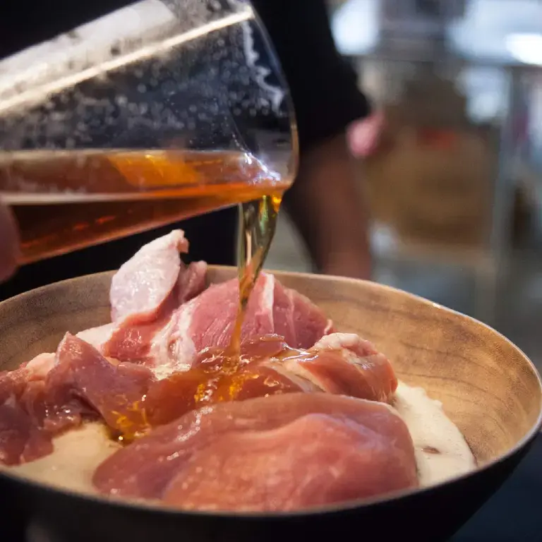 marinating meat with beer ©iStock