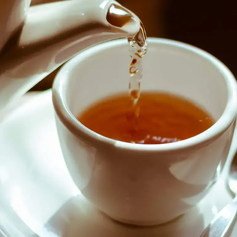 pouring tea ©iStock
