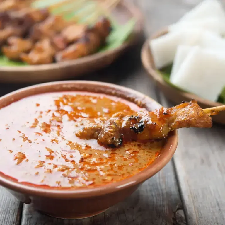 Satay sauce recipe: a bowl of satay sauce and skewer.