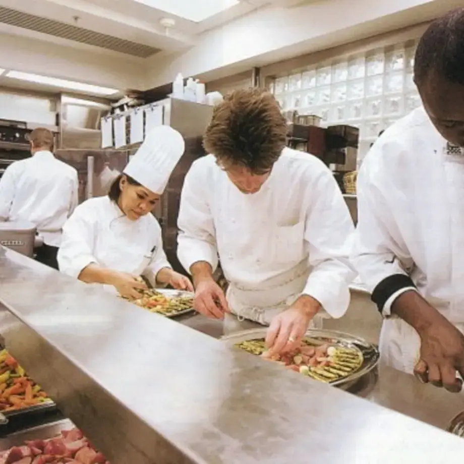 Original_13056_chefs-in-kitchen