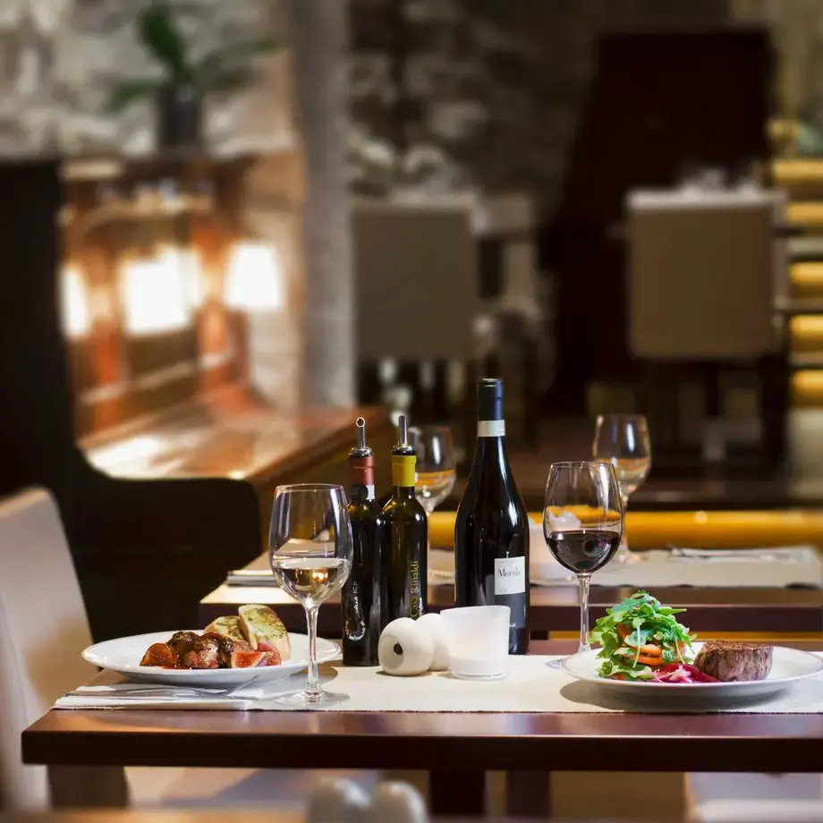 elegant restaurant inside ©StockFood