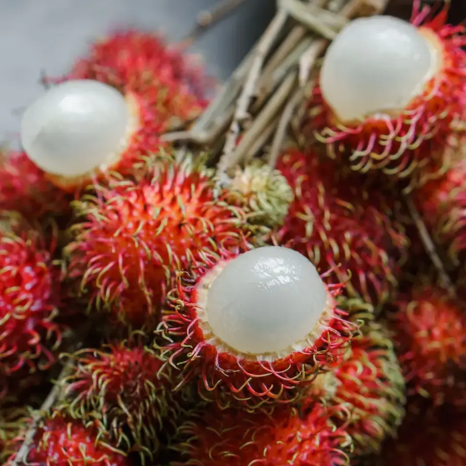 Peeled and unpeeled rambutan.