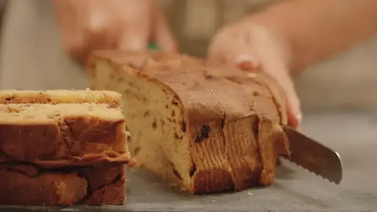 panettone being sliced