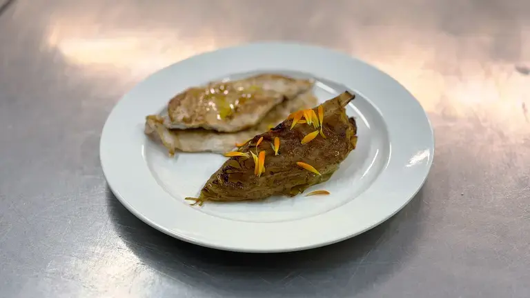 Grilled chicken with glazed cabbage plated