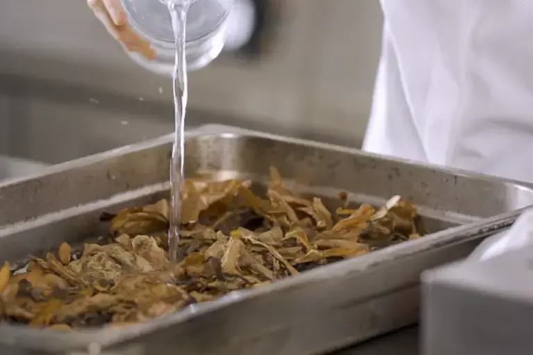 de-glazing pan with water