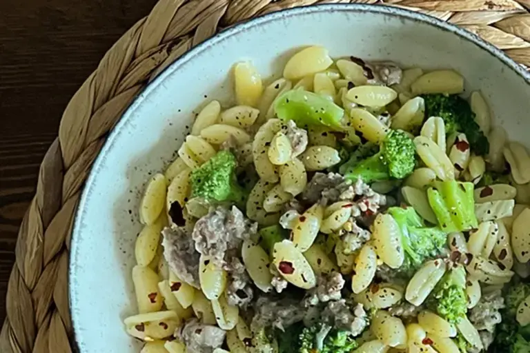 Gnocchetti con salsiccia e broccolini.