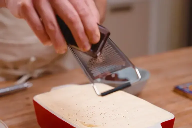 Finishing the tiramisù.