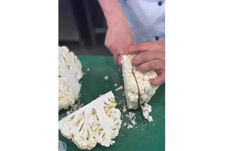 Cutting culiflower